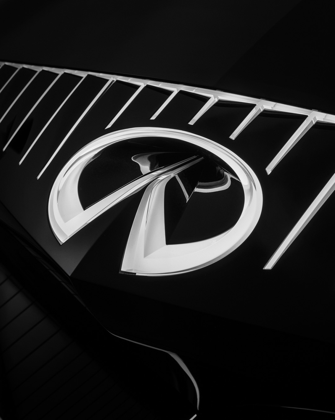 Close-up view of the INFINITI Vision Qe electric car’s emblem