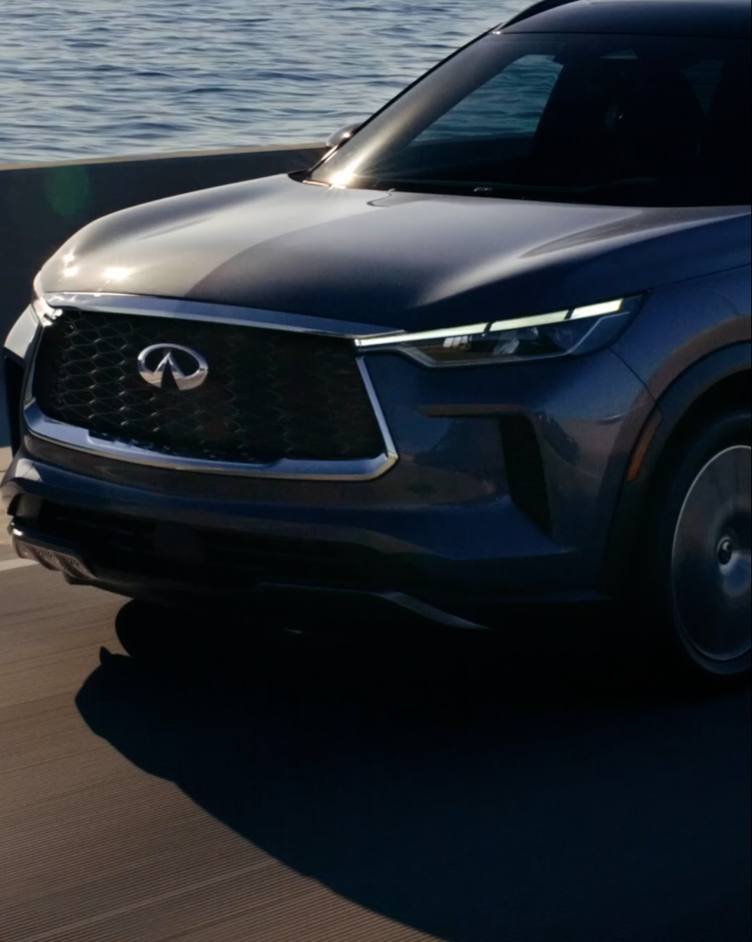 Angled view of a 2024 INFINITI QX60 SUV in Moonbow blue