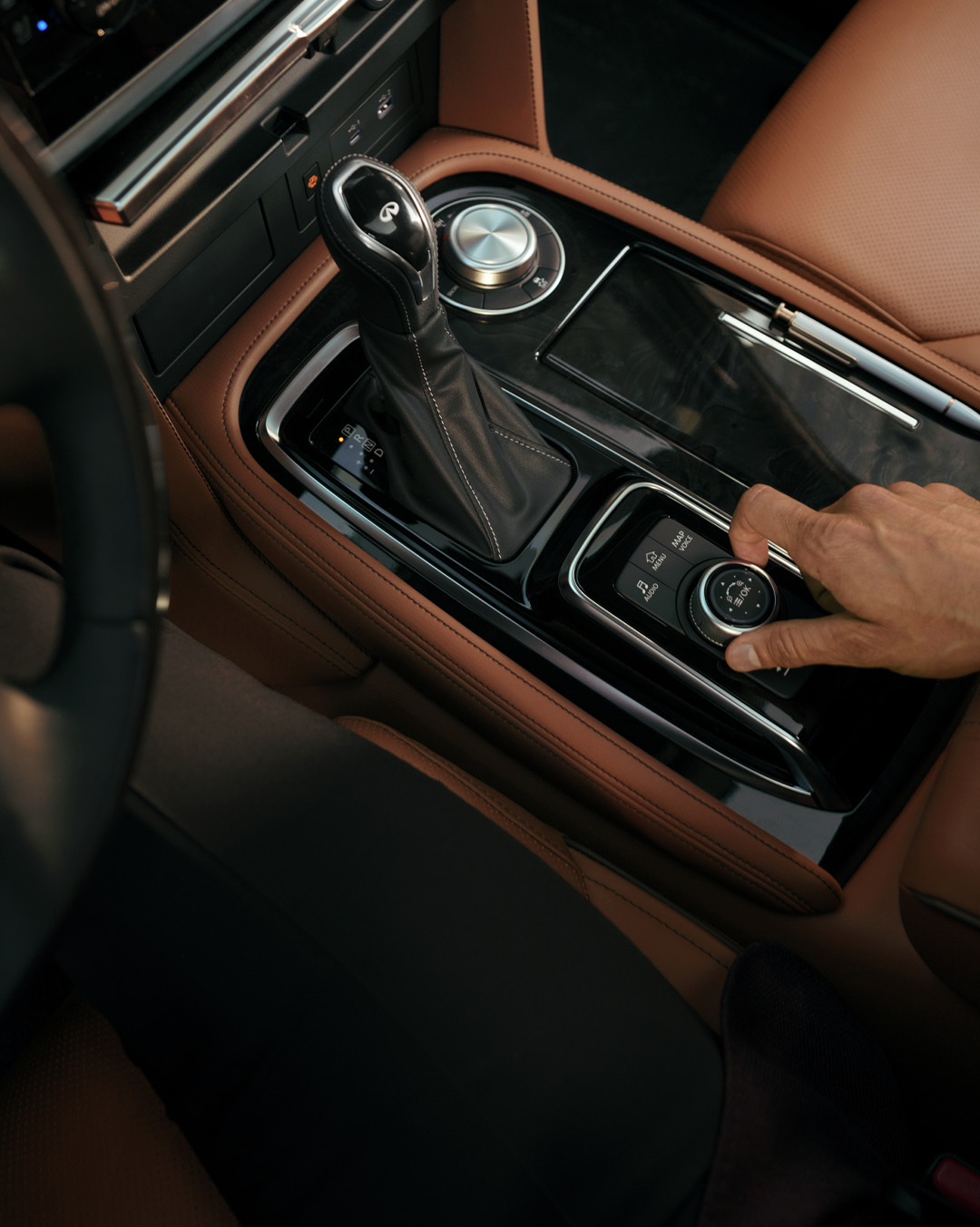 2024 INFINITI QX80 7-8 seater SUV’s control dial