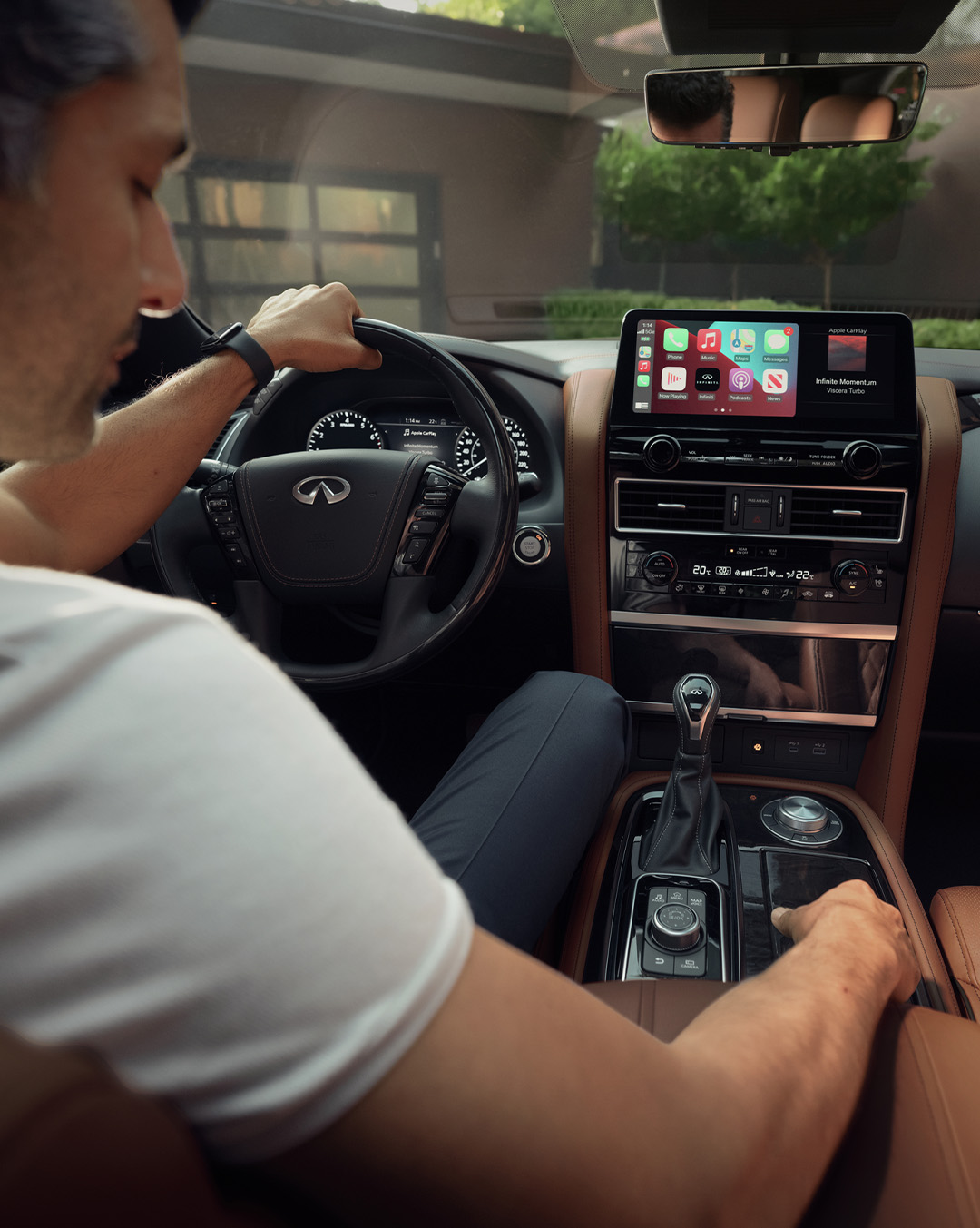 Driver in the 2024 INFINITI QX80 7-8 seater SUV using vehicle technologyh